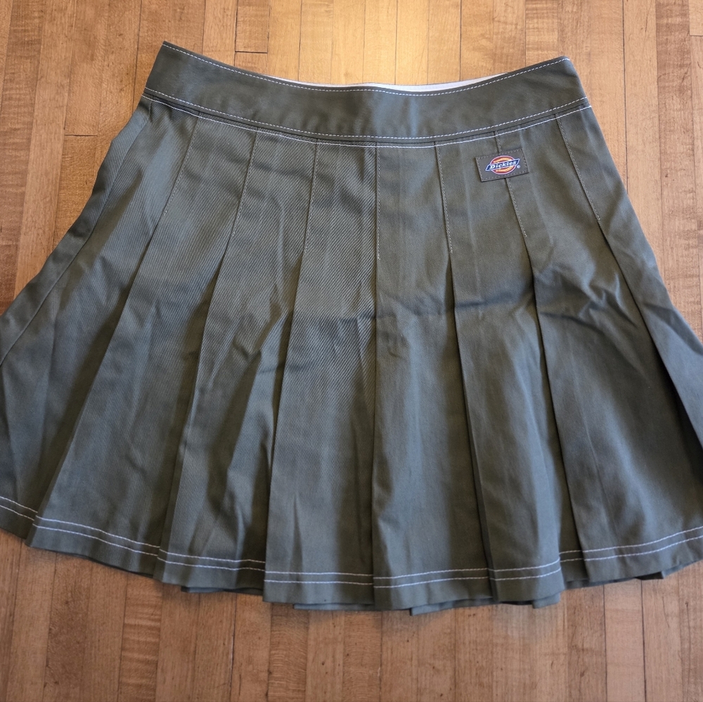 Classic Cotton/Polyester Green Pleated Skirt With White Whipstitching, Size 27 - Picture 2 of 6